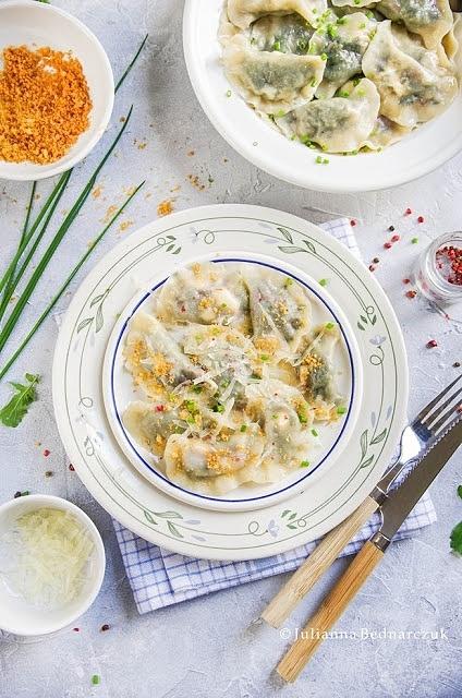 Pierogi z boćwiną, szpinakiem i fetą