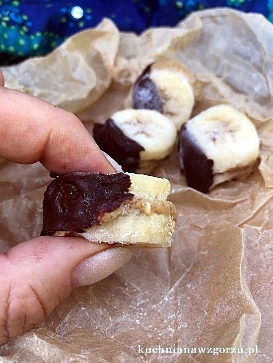Banan z masłem orzechowym i czekoladą — prosty deser w 3 minuty