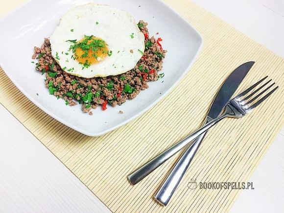 Pikantna wołowina stir fry z jajkiem sadzonym
