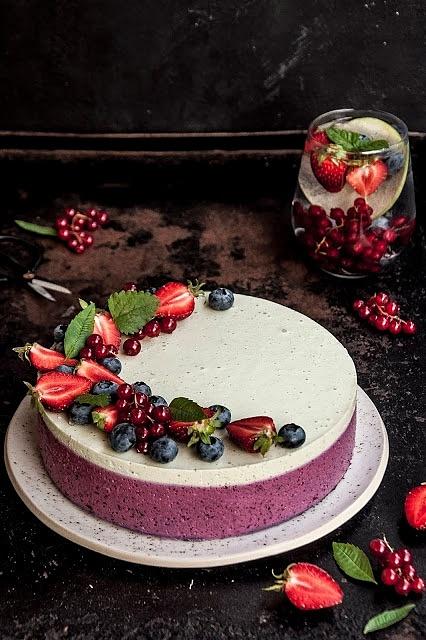 Lekki sernik na zimno z czarną porzeczką i matcha