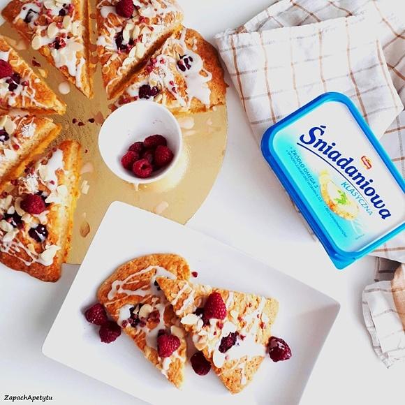 Scones z malinami i płatkami migdałowymi