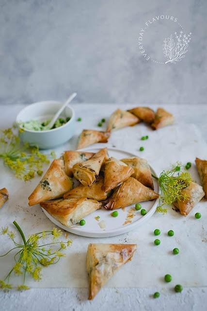 Trójkąty filo z serem ricotta i zielonym groszkiem