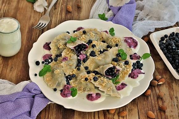 Jagodowe pierogi na kefirze