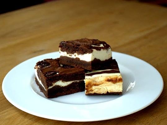 Sernikobrownies z truskawkami