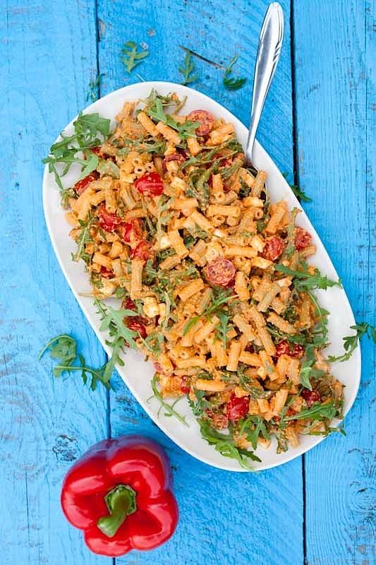 Sałatka makaronowa z paprykowym pesto, mozzarellą i rukolą