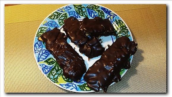 Snickersy - domowe batoniki z orzechów, czekolady i masła orzechowego