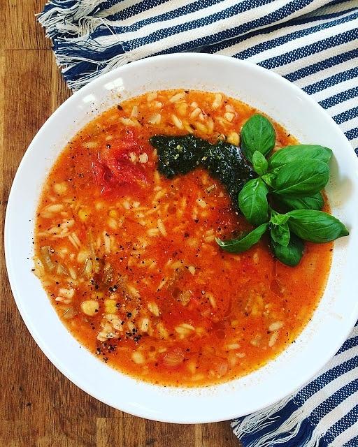 Pomidorowa zupa z makaronem, pesto i cieciorką