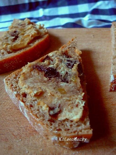 Wegetariańska pasta z fasoli ze śliwką suszoną i duszoną cebulą