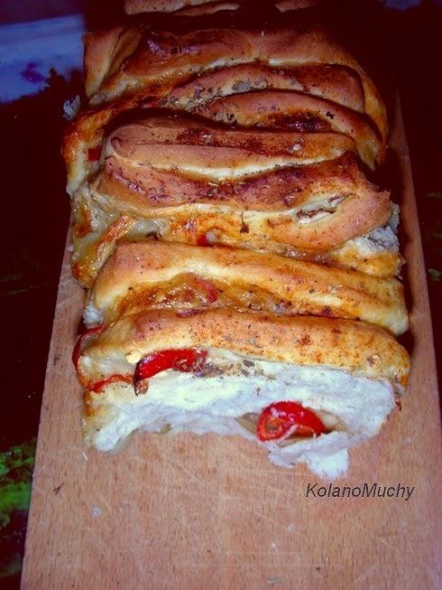 Chlebek odrywany z chili, mozzarellą i cebulą