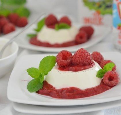 Deser panna cotta z malinami i wanilią
