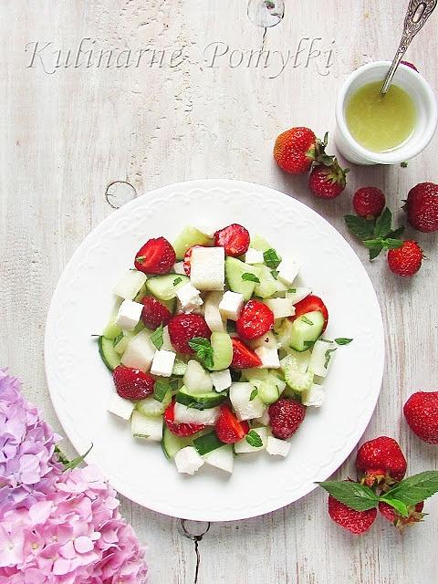 Sałatka melonowo-truskawkowa z ogórkiem i serem feta