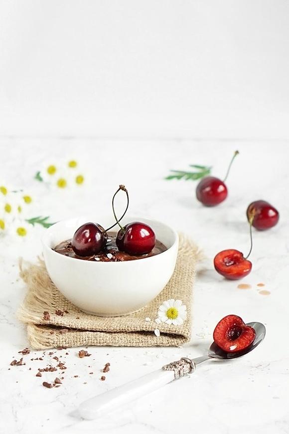 Czekoladowy pudding jaglany z czereśniami