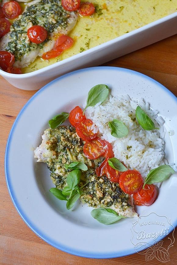Pierś kurczaka zapiekana z pesto i pomidorkami
