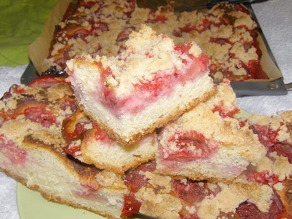 Truskawkowa drożdżówka z waniliową kruszonką