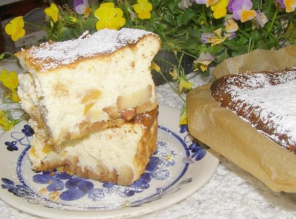 Sernik z chałwą i morelami na biskwitowym spodzie