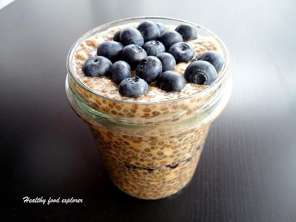 Orzechowy pudding chia z borówkami