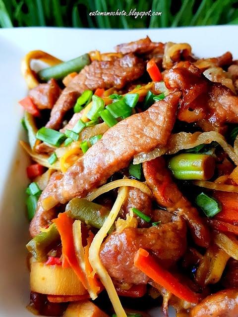 Smażony makaron udon z wieprzowiną i warzywami