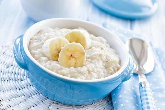 Płatki owsiane z bananem - zdrowe i sycące śniadanie