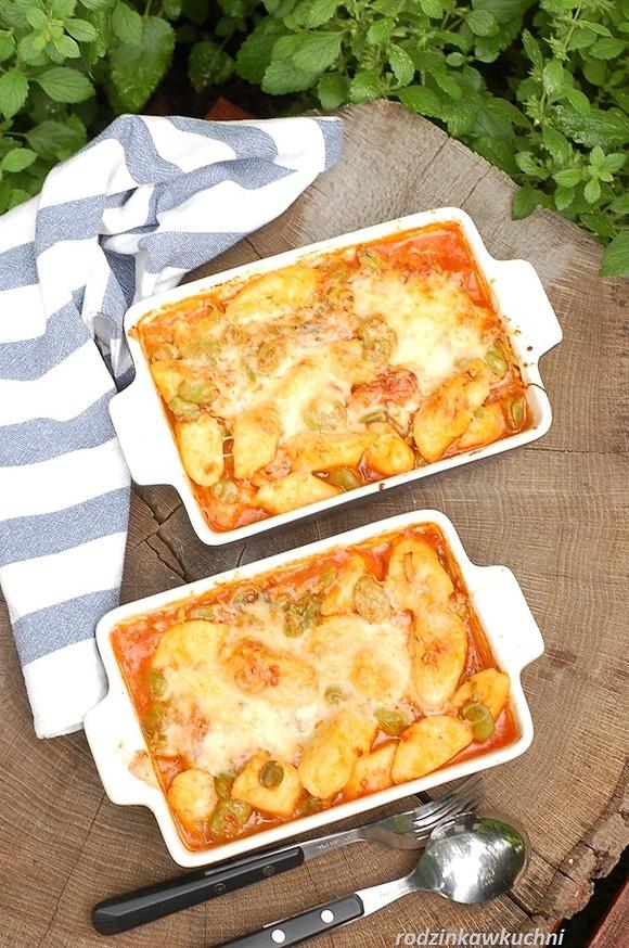 Kopytka zapiekane w sosie pomidorowym z mozzarellą i ziołami