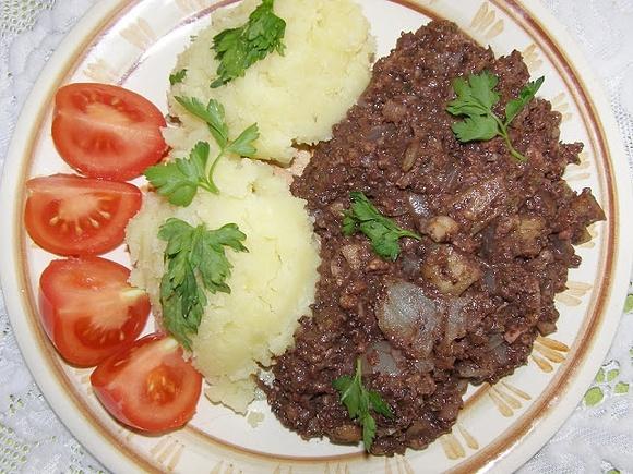 Smażona kaszanka z cebulą i jabłkami na obiad