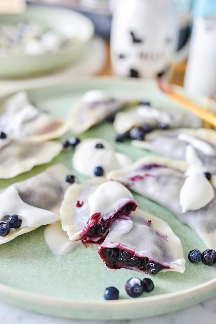Pierogi z jagodami i śmietanką