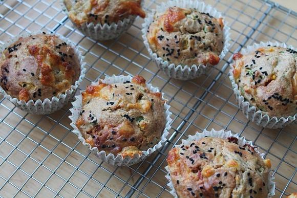 Wytrawne muffinki z salami i serem