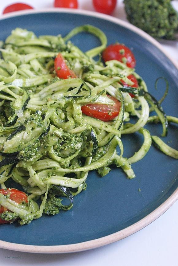 Cukiniowe spaghetti z pesto z liści rzodkiewki