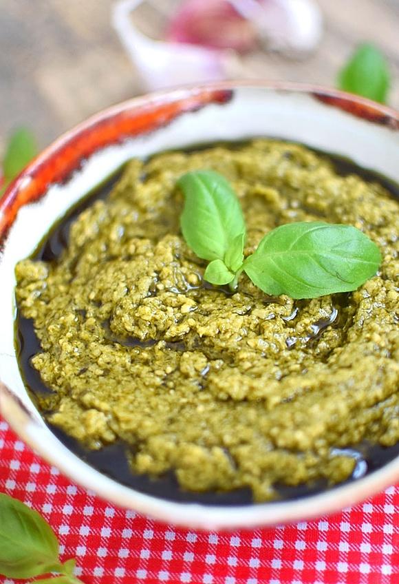Pesto - domowy sos bazujący na bazylii i orzeszkach piniowych
