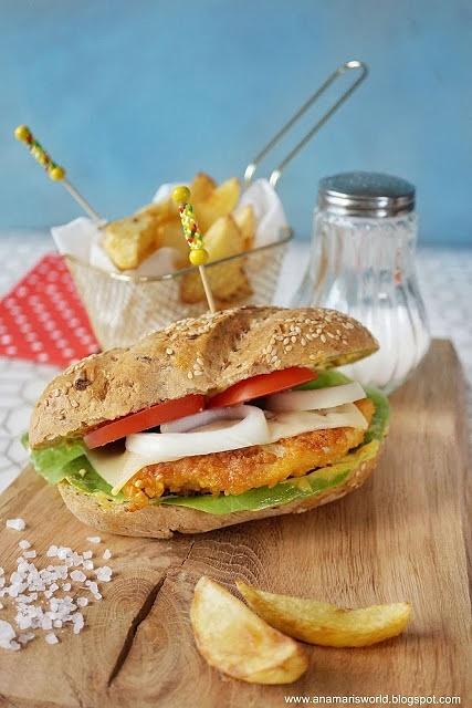 Domowy chicken burger z frytkami