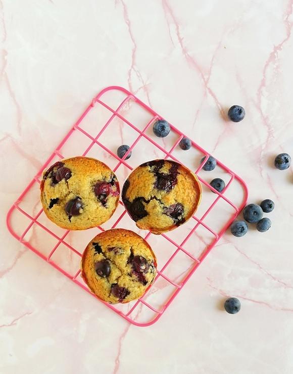 Owsiane muffiny z jagodami i porzeczkami