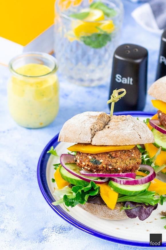 Falafel burger z mango