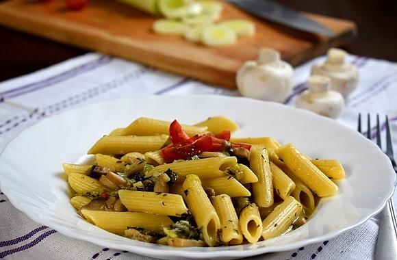 Penne z pieczarkami, porem i mozzarellą