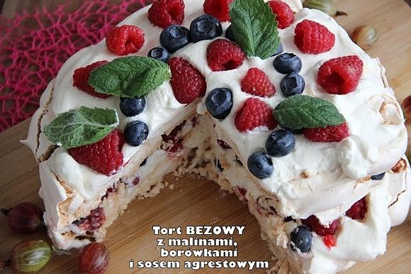 Tort bezowy z malinami, borówkami i sosem agrestowym