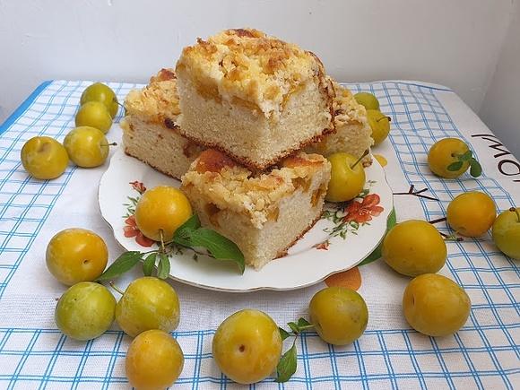 Ciasto kefirowe ze śliwkami i kruszonką