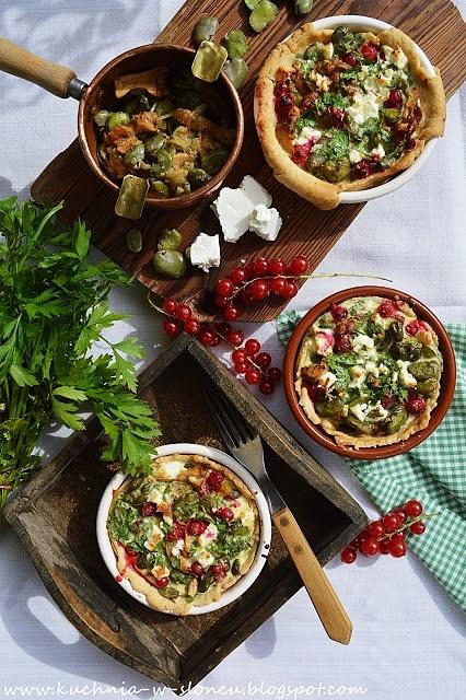 Letnie mini quiche z bobem, kurkami i porzeczkami