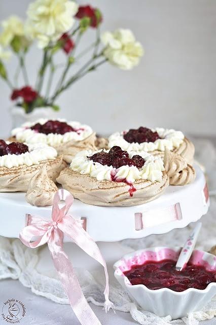 Czekoladowe gniazda bezowe z mascarpone i frużeliną wiśniową