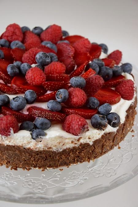 Tarta czekoladowa z owocami i bitą śmietaną
