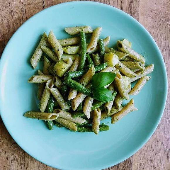 Makaron po genueńsku z bazyliowym pesto, fasolką i ziemniakami