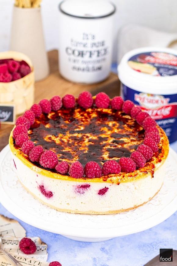 Sernik z crème brûlée i malinami