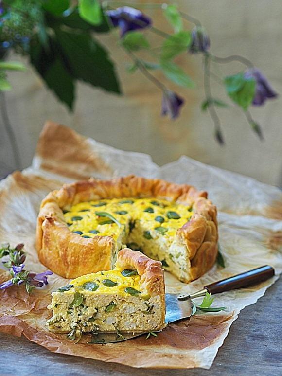 Quiche z bobem, ziołami i migdałami