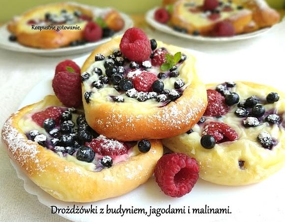 Drożdżówki z budyniem, jagodami i malinami