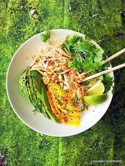 Makaron ryżowy z mango, awokado, miso i kolendrą