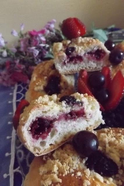 Czereśnianki Moniki – drożdżowe bułeczki z czereśniami