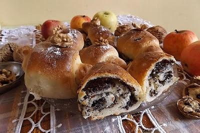Rogaliki drożdżowe z masą makowo-twarogową