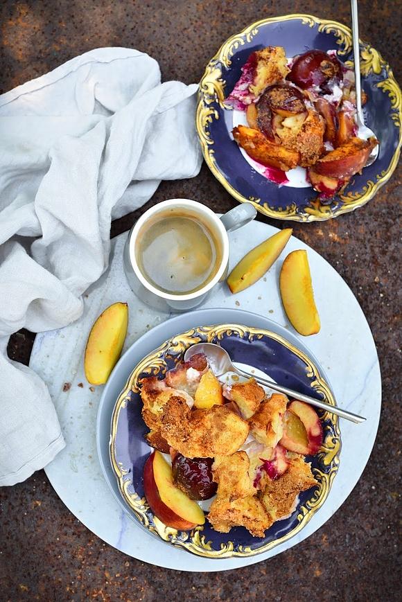 Pudding angielski z brzoskwiniami i śliwką