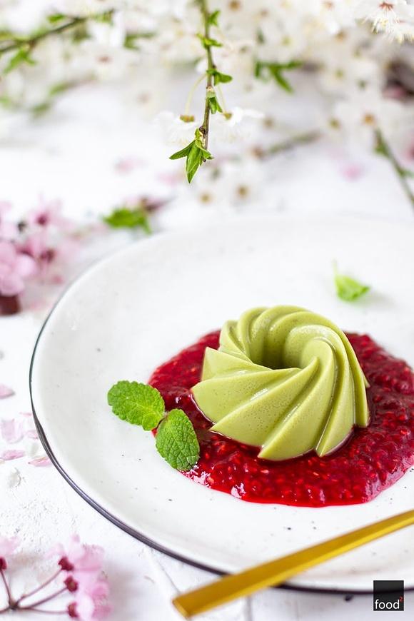 Kokosowa panna cotta z zieloną herbatą matcha i sosem malinowym