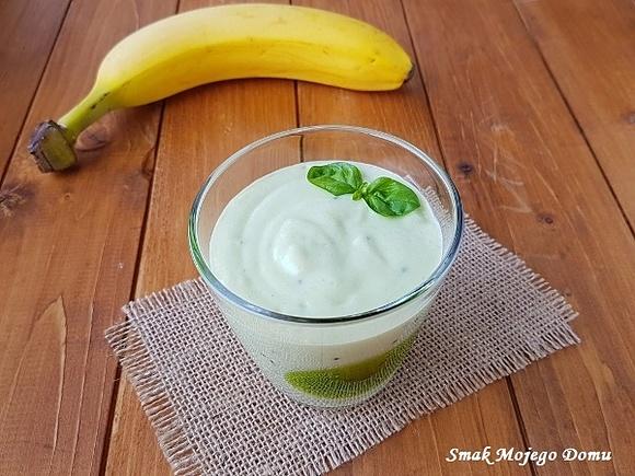 Mleczny koktajl z kiwi, bananem i awokado