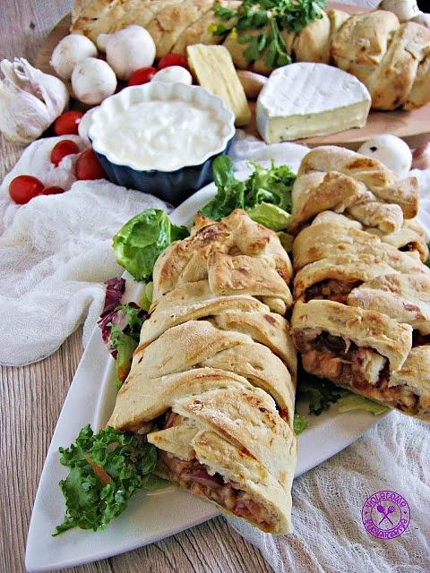 Stromboli z trzema serami i wędzonym kurczakiem