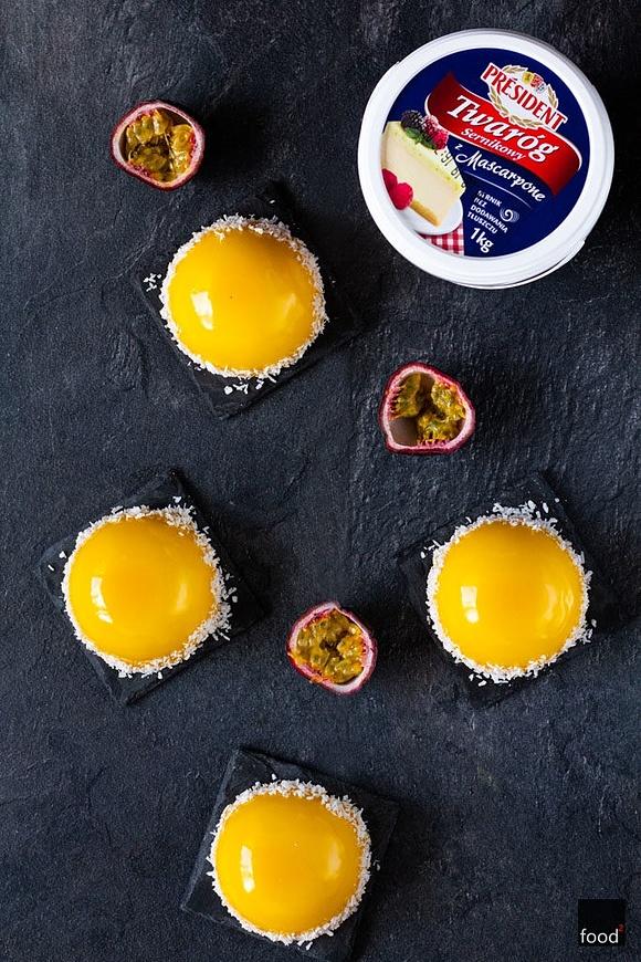 Sernikowe entremets z mango i marakują