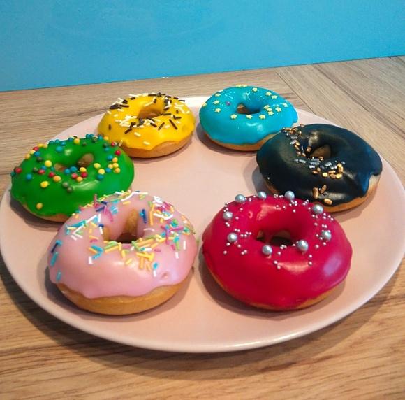 Pieczone pączki z cytrynową skórką i lukrem